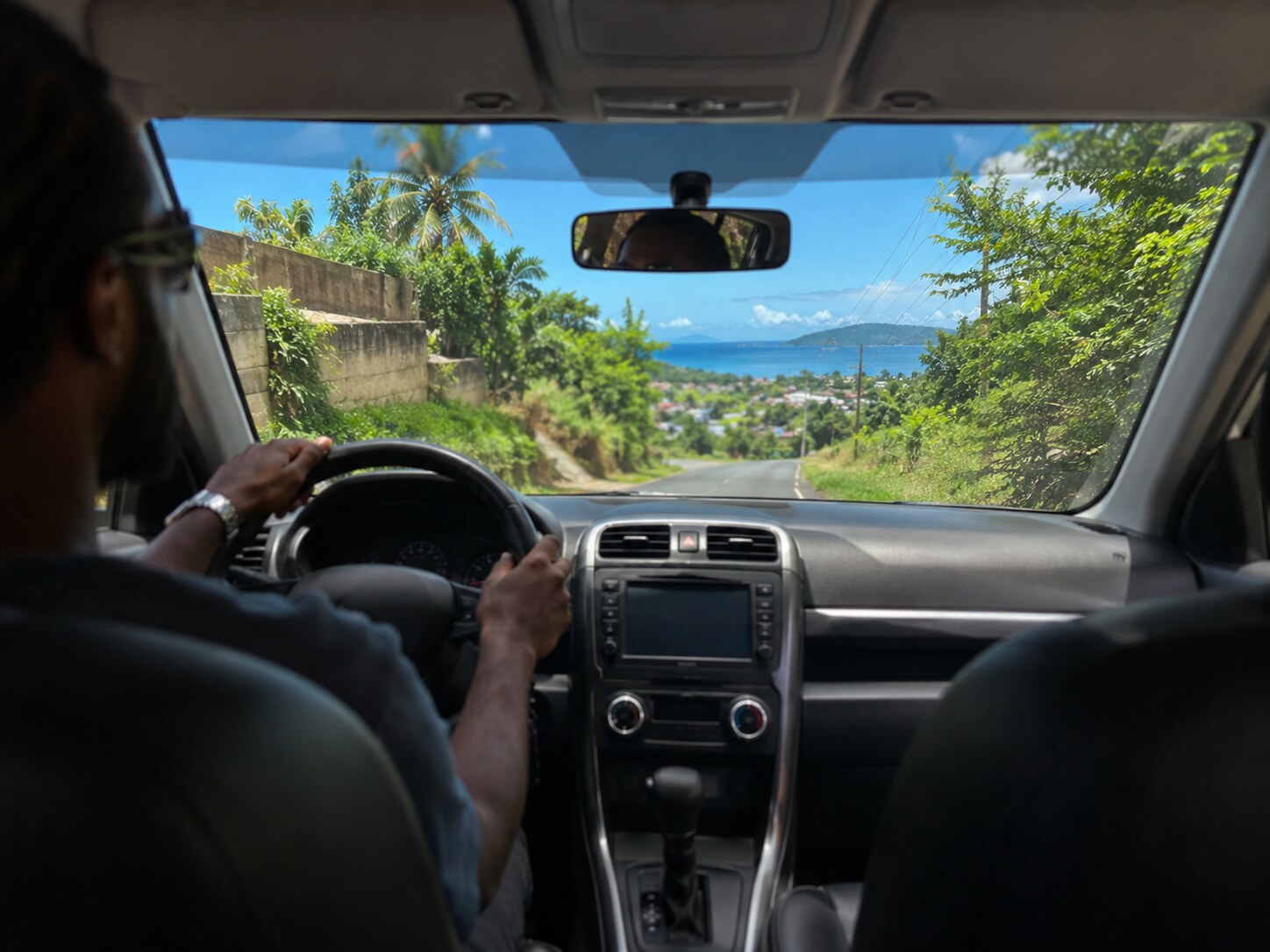 Voiture de location sur une route locale à Mayotte